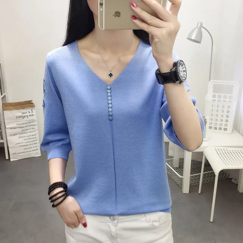 

Early autumn 2019 new ice-silk V-necklace hollow knitted T-shirt with seven-minute cuff button and half-sleeve undercoat