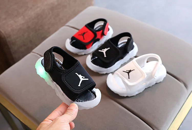 LED босоножки Girls Sandals 2021 New Summer Boys Beach Shoes Children Baby Cruella Non-slip Popular Breathable and Refreshing