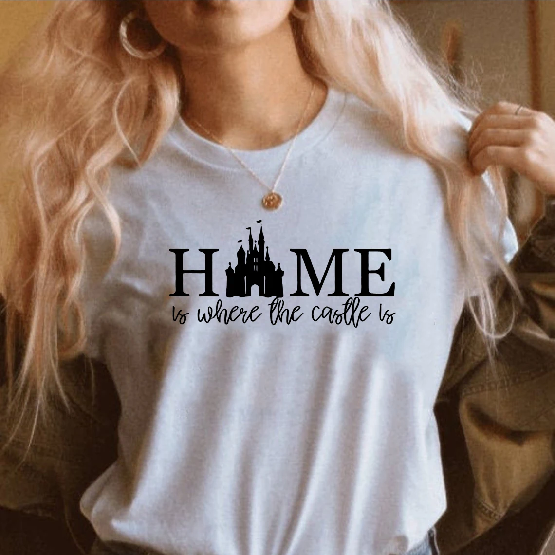 Женская футболка с надписью Home Is The Castle | одежда