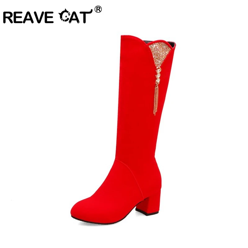REAVE CAT/Сапоги до колена с круглым носком, на квадратном каблуке, из флока, на молнии, шнурок для обуви кисточка с Бусиной, красные, черные зимние сапоги большие размеры 31-43