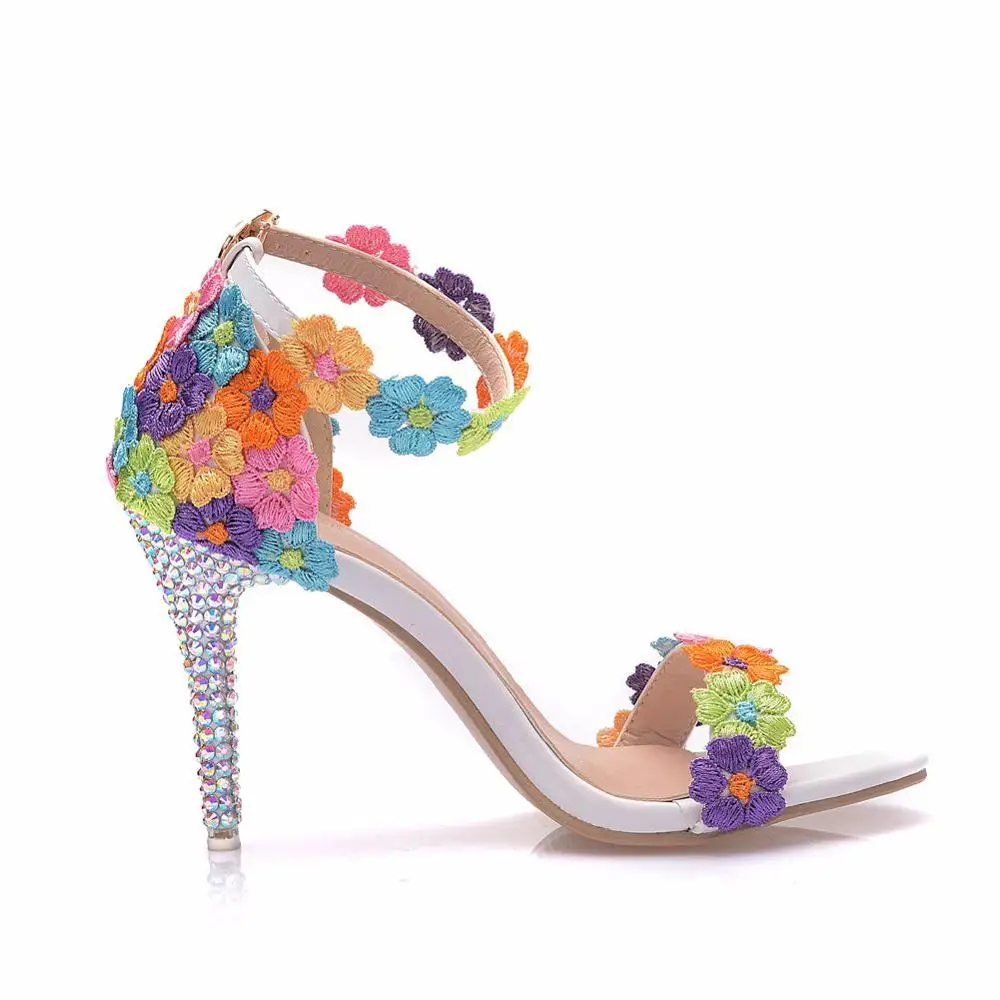 Очаровательные белые кружевные туфли-лодочки с цветочным узором; Свадебная обувь; женские босоножки на высоком каблуке с открытым носком и ремешком на лодыжке; Каблук 9 см