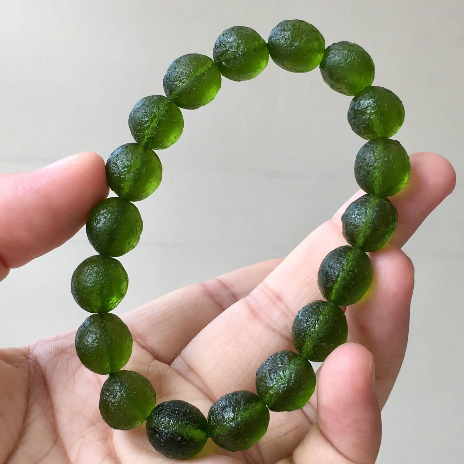 Стеклянный браслет Moldavite из чешского метеорита 9-10 мм Натуральный Необработанный
