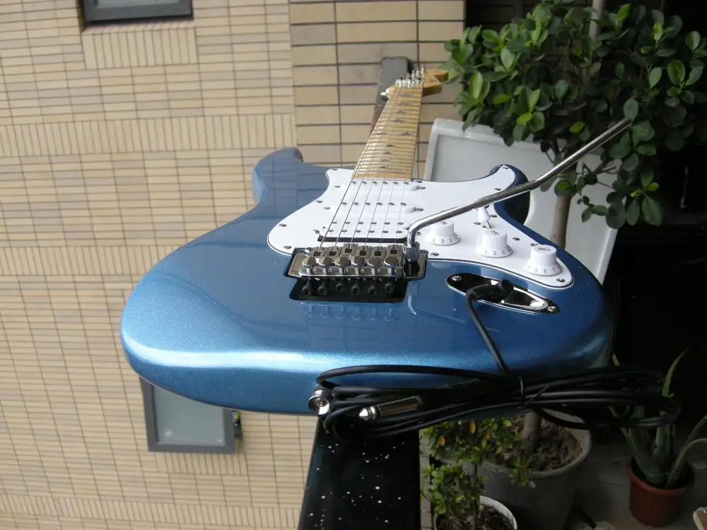 

Factory direct custom shop New ST Maple five-star inlaid fingerboard rose bridge Metal blue Guitar real picture 9yue6