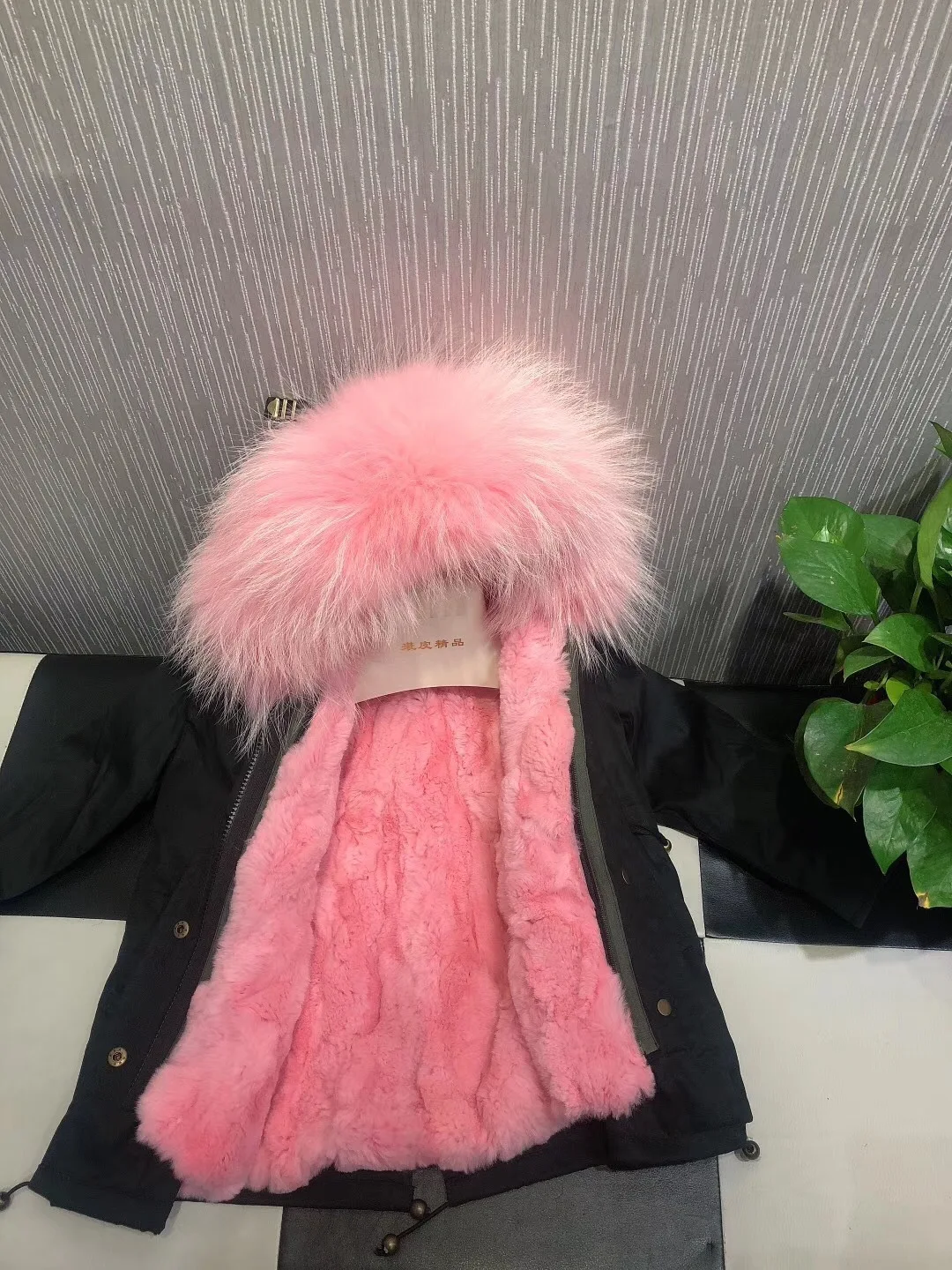 Black top pink fur Г. Детские куртки из натурального кроличьего меха зимние пальто для девочек со съемной подкладкой из натурального меха, куртка для малышей меховой воротник енота - Цвет: Black top pink fur