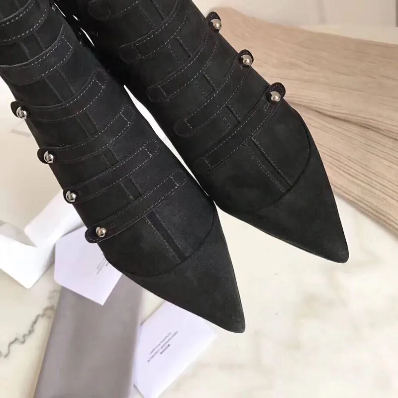 Botas mujer invierno/Новинка года; зимние сапоги средней высоты; обувь с острым носком и заклепками; женская пикантная Обувь На Шнуровке; chaussures femme; обувь на высоком каблуке