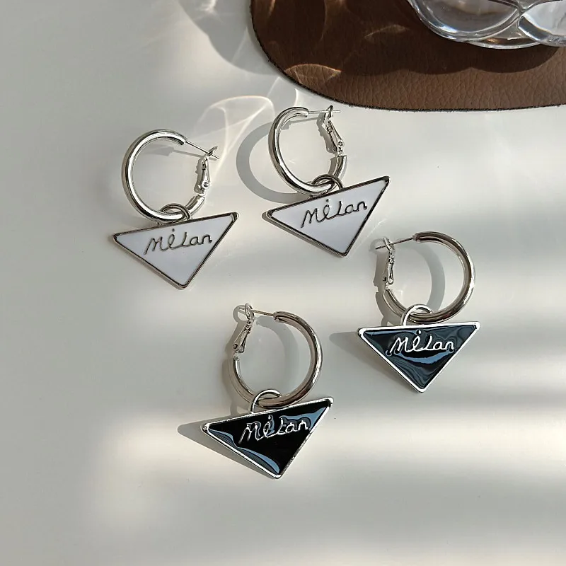 Серьги-кольца женские из серебра 925 пробы с черными треугольными буквами |