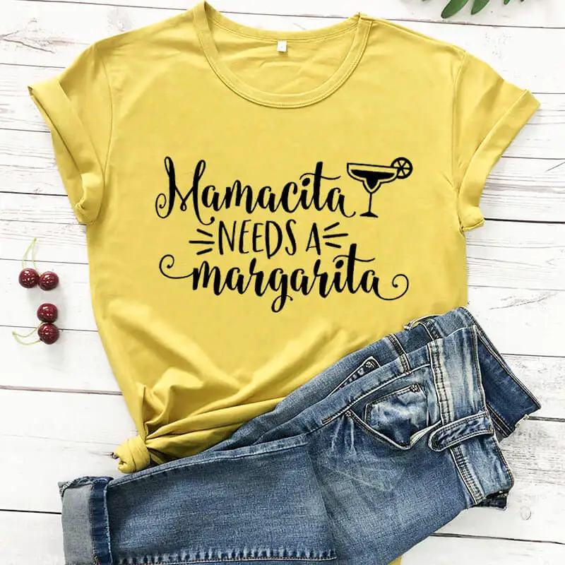 Camiseta con estampado de mamaquita Needs a Margarita para mujer, camiseta divertida informal de algodón de 100%, regalo del Día de la madre, camisa de elevación para mamá