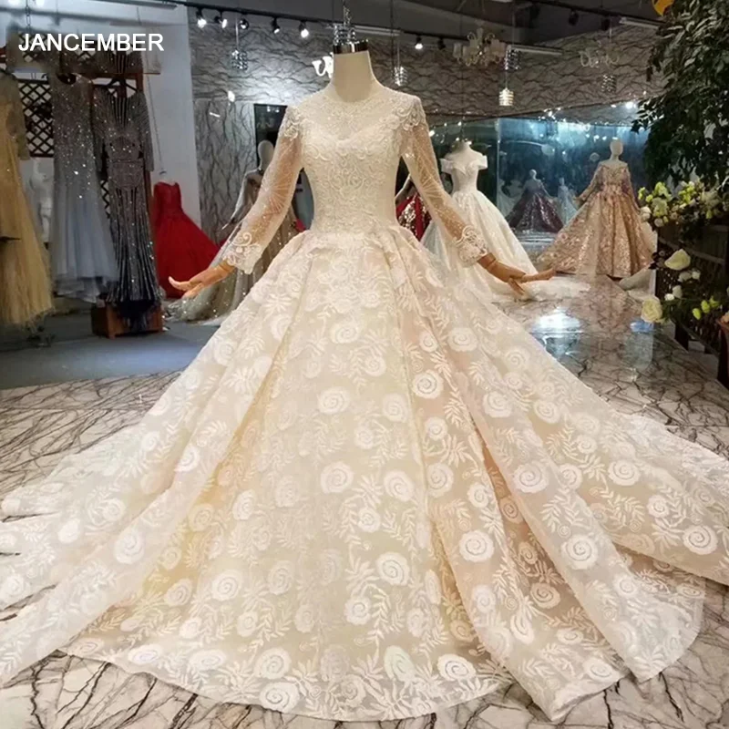 Свадебное платье цвета шампанского с длинным шлейфом круглым вырезом и длинными