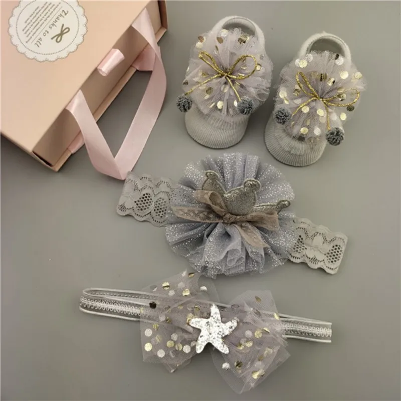 Детские повязки на голову+ носки, комплект из 3 предметов, детские носки с рисунками для новорожденных нескользящие носки, обувь носки-тапочки с бантиками подарочная упаковка для малышей