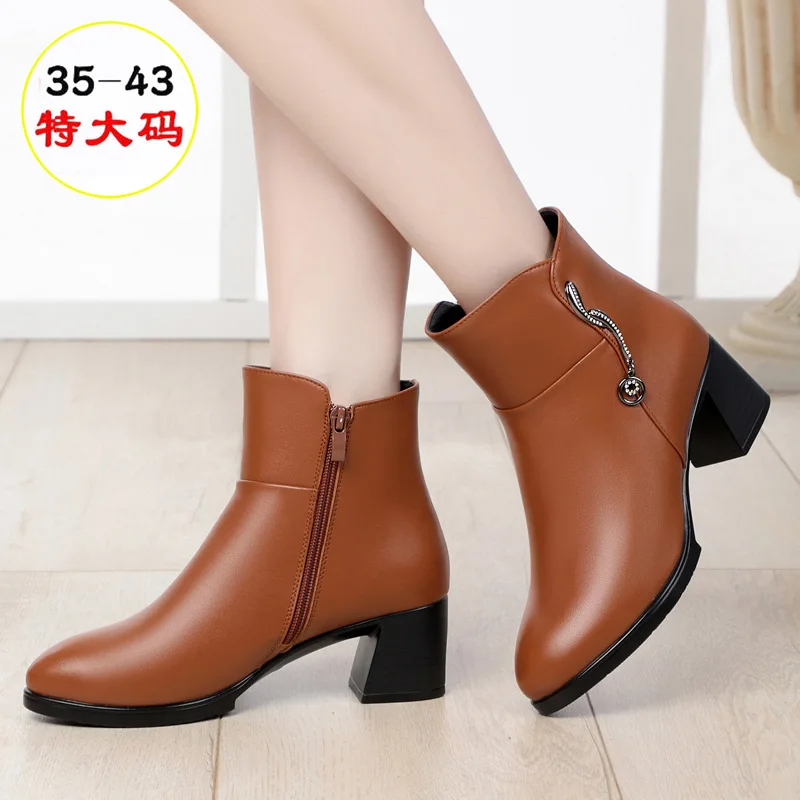 

2019 Winter Boots Leather Short Boots Semi-high Heeled Chunky-Heel Middle-aged Mom Wool Cotton-padded Shoes plus Velvet Large Si
