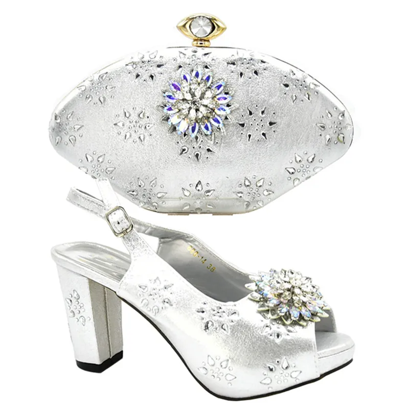Итальянская обувь серебристого цвета с сумочкой в комплекте; свадебные туфли; женская обувь; туфли-лодочки на высоком каблуке со стразами; Туфли на каблуке с сумочкой; стразы