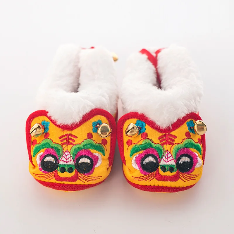 yellow with red Детская мягкая обувь; Зимняя Толстая обувь для новорожденных; китайская Классическая хлопковая обувь с вышивкой тигра для маленьких мальчиков и девочек на день рождения - Цвет: yellow with red