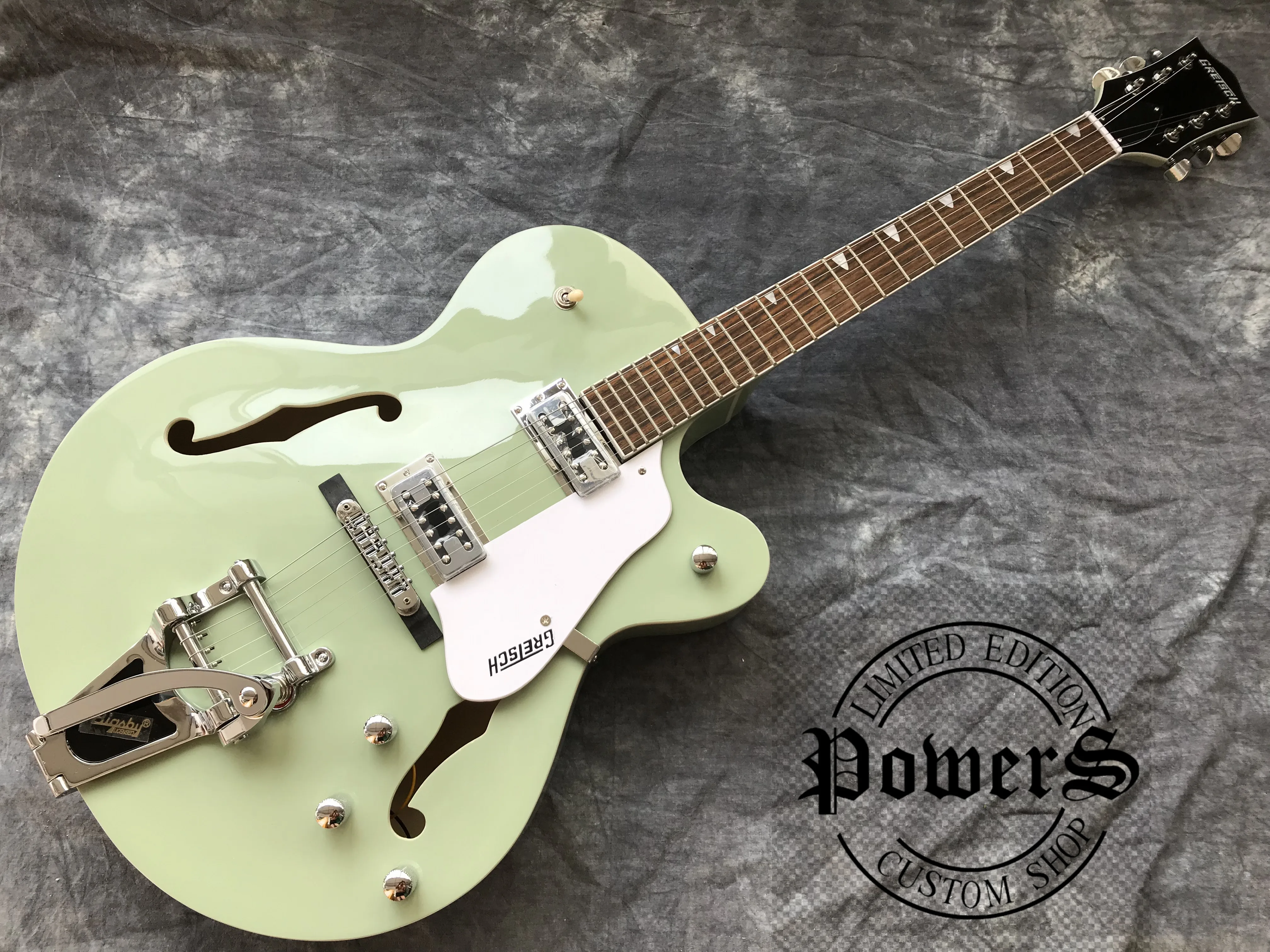 Китай OEM Мощность таможенный магазин полый джаз электрическая гитара с Bigsby Tremolo