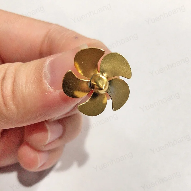 Paire d'hélices 5 pales en laiton diamètre 20mm trou 2mm pour bateau RC, positive et négative.