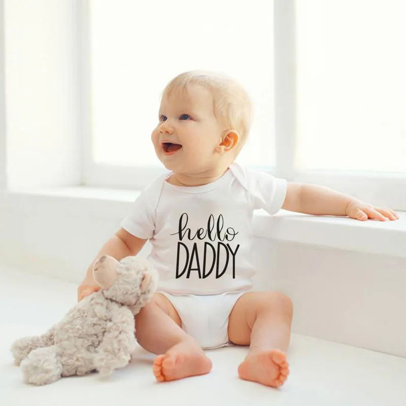 Одежда для малышей с надписью «Hello Daddy»; комбинезоны для новорожденных; милый простой комбинезон для маленьких мальчиков и девочек; летняя одежда с короткими рукавами; Bebes; костюм для подвижных игр