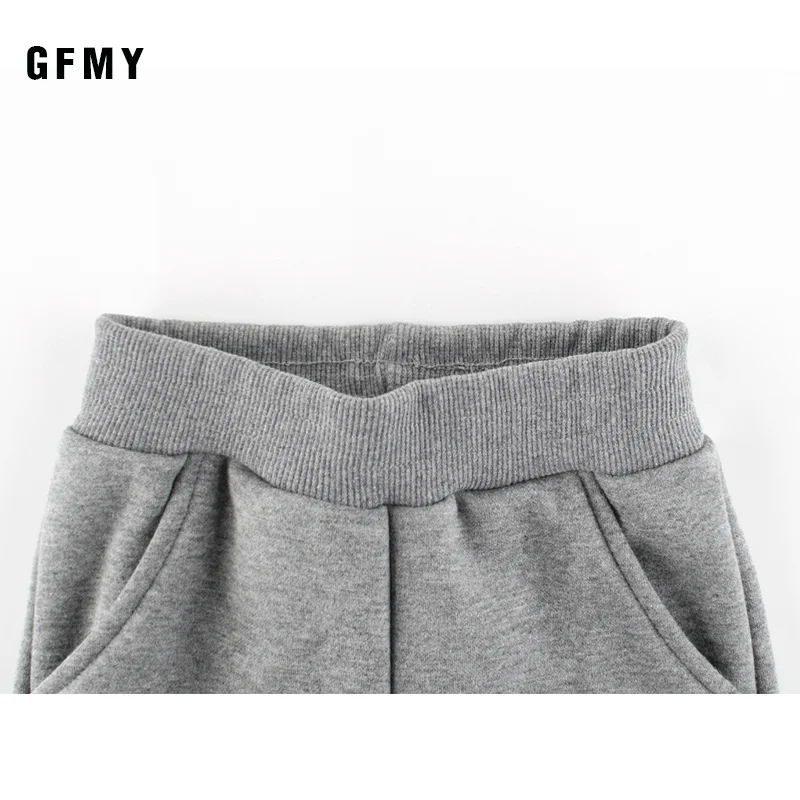 GFMY/ спортивные штаны; Новинка; повседневные однотонные длинные штаны для мальчиков с вышитым инженерным автомобилем и карманами; уличная одежда; штаны для малышей 24 месяцев
