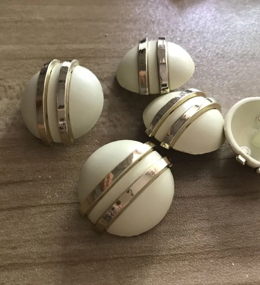 

Yellow new button for coat，cloth，decorated DIY material