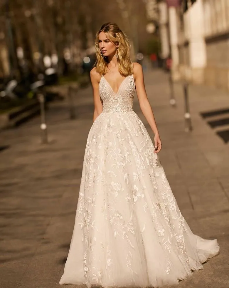 High Quality Lace Floral A Line Beach Wedding Dress Elegant Sexy Backless Spaghetti Straps Modern Bridal Gowns For Mariage