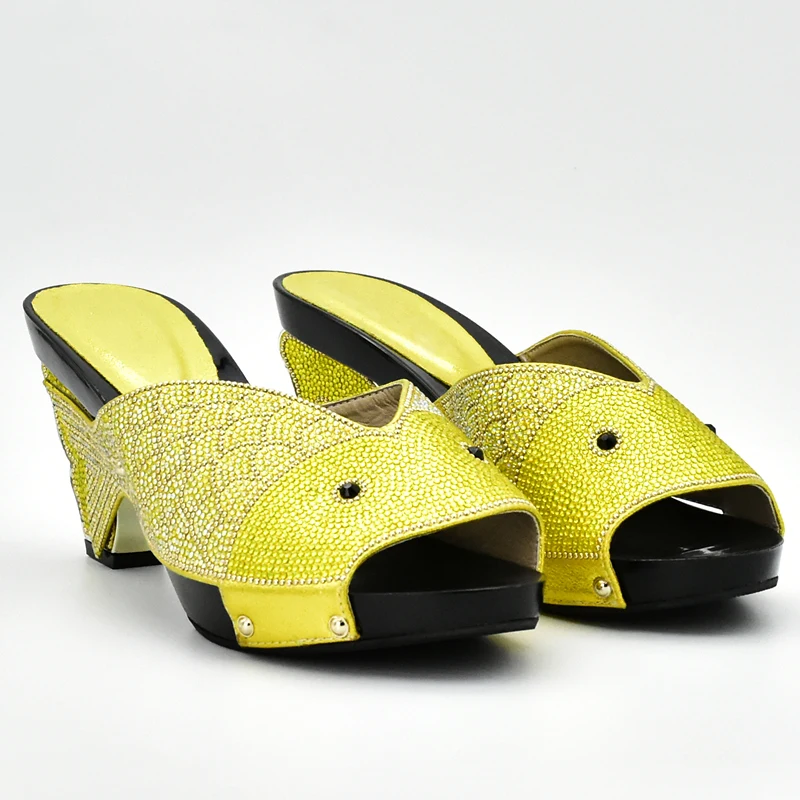Женская обувь желтого цвета украшенная камнями в итальянском стиле|shoe and bag set|ladies