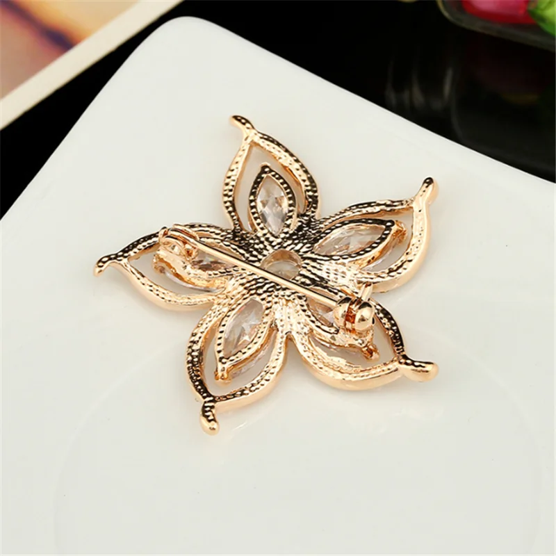 Fashion women's Suits Accessories Sunflower Pattern Brooch Shining Sunlight Jewelry Zircon Pin New Year Gift