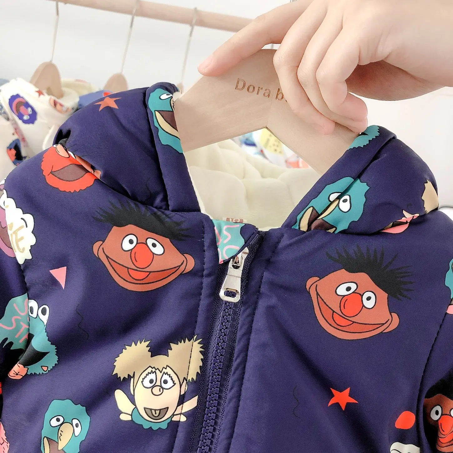 Новое пальто для детей 2-6 лет, зимняя куртка с капюшоном и милым принтом в Корейском стиле для маленьких мальчиков и девочек, утепленная хлопковая куртка с плюшевой подкладкой