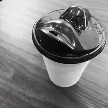 Крышка чашки вынимает поцелуй кружка крышки бумажная кофейная чашка одноразовый напиток целование губы бутылка воды вечерние поставки День рождения wegwerp сок