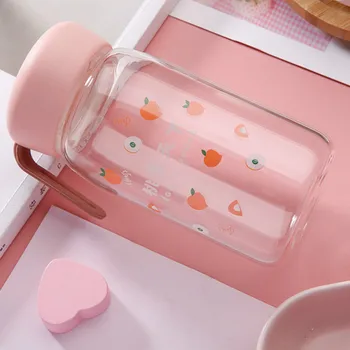 

Cuatone Cute Peach Waters Bottle Transparent High Temperature Resistant Glass with Rope 350ml Large Capacity Portable Juice Cups