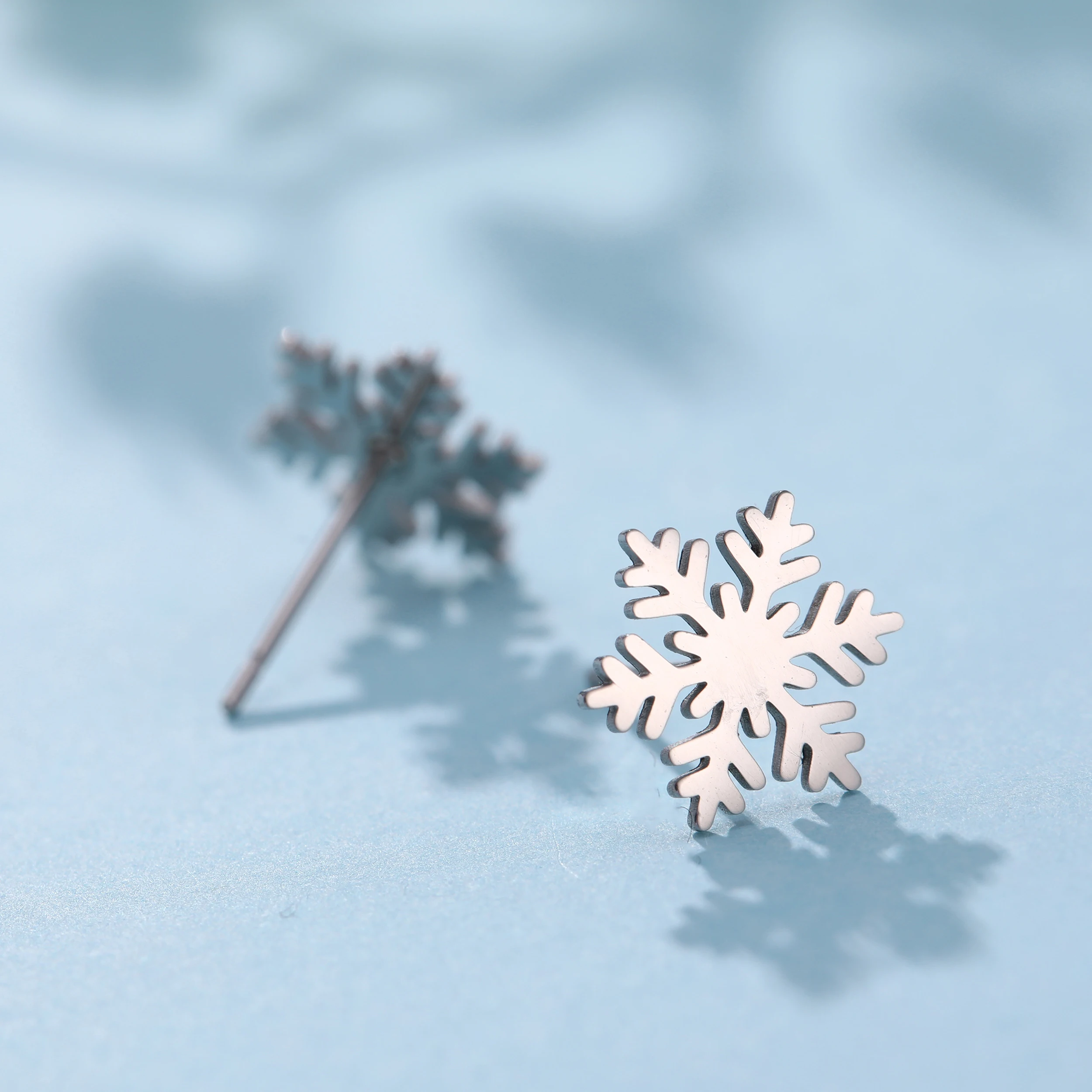 Серьги гвоздики в виде серебристой Снежинки из нержавеющей