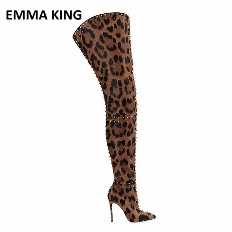 Новейшая модель; модные женские сапоги до бедра с заклепками и леопардовым принтом; дизайнерские высокие сапоги с острым носком на тонком высоком каблуке; Botas Mujer