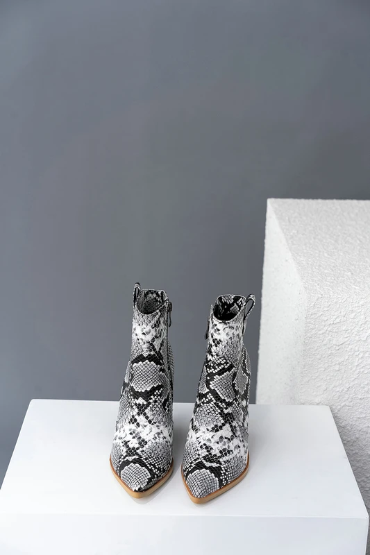 Дизайнерские зимние ботильоны для женщин; ковбойские ботинки из искусственной кожи на молнии в западном стиле; ботинки на танкетке с высоким каблуком и змеиным принтом; коллекция года; женские ботинки