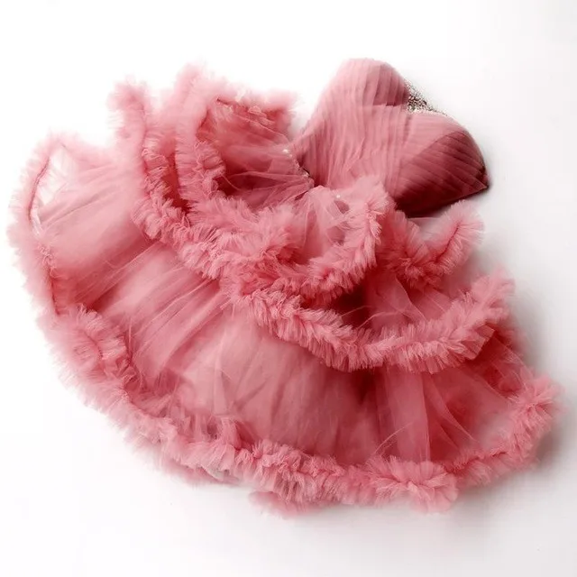 Красивые кружевные коктейльные платья-пачки кораллового и розового цветов с оборками