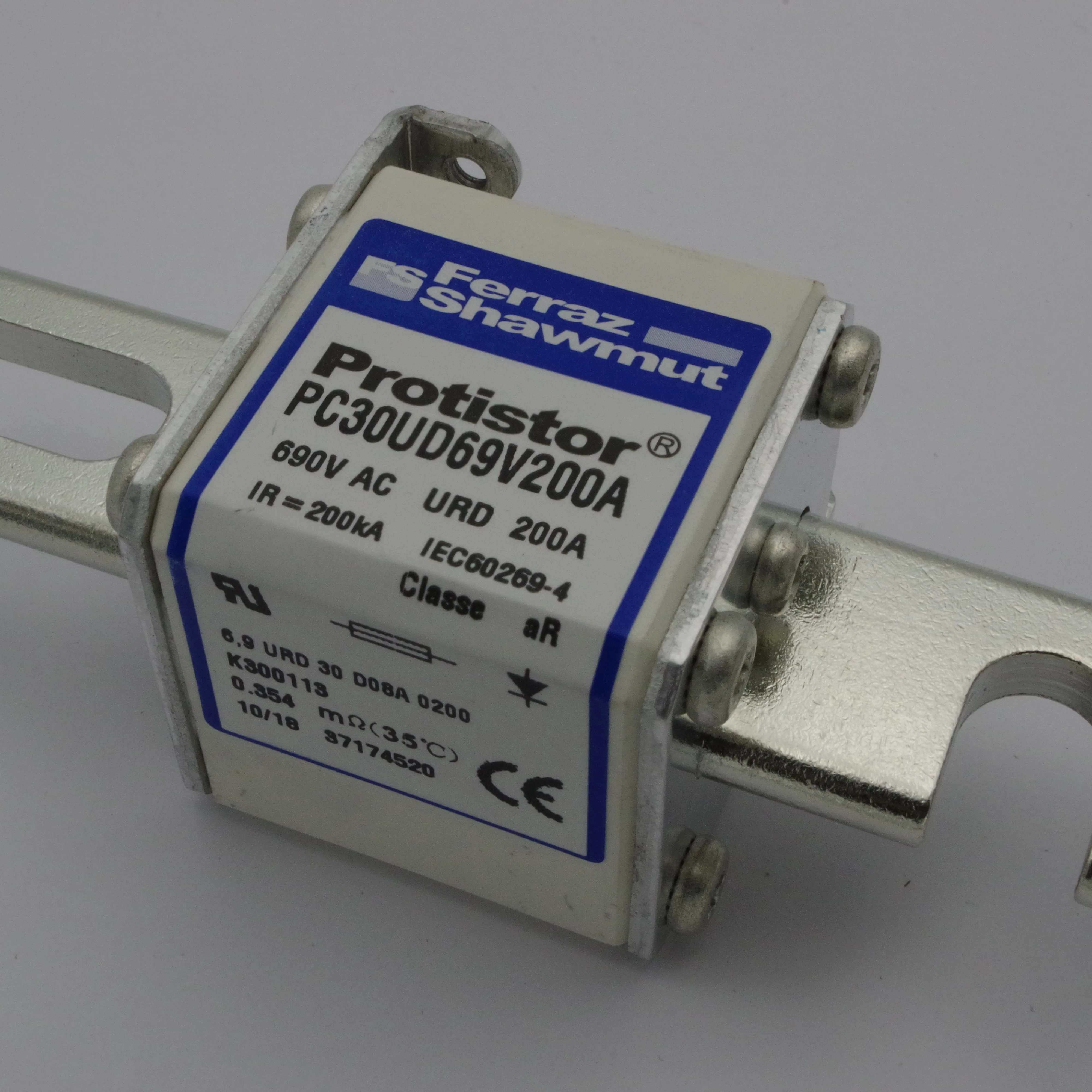 Плавкий предохранитель PC30UD69V200A 690 A в HRC для защиты от короткого замыкания