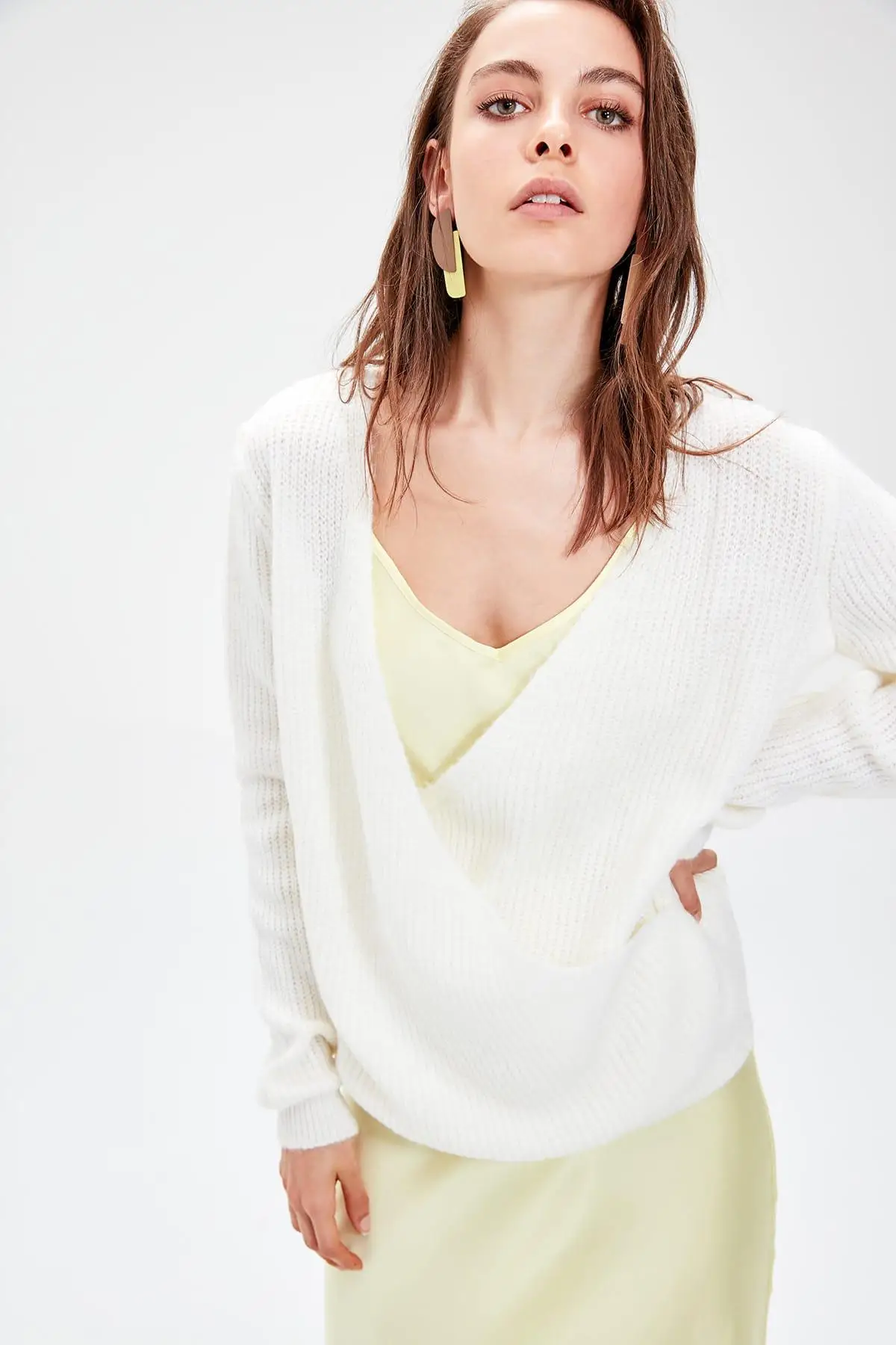 

Trendyol Raw White Double Breasted Sweater Sweater TWOAW20ZA0062