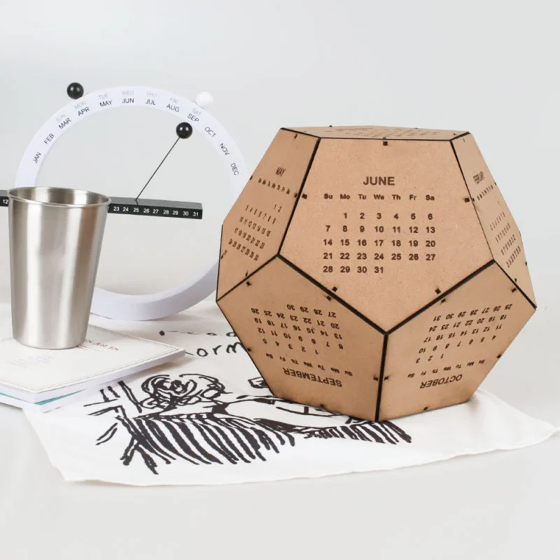 

1-2020 DIY Wooden Calendar Geometric Spherical / Six-sided Stereoscopic Assembly New Year Gift Office School Supplies