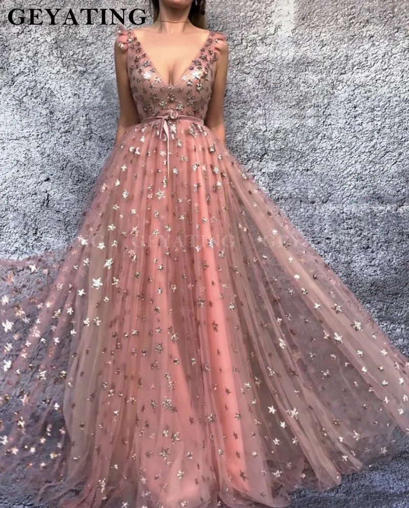 Blush Roze Tulle Lange Prom Dresses 2020 Sexy Diepe V-hals Sparkly Star Sequin EEN Lijn Avondjurk Vrouwen Formele partij Jassen Blush Roze Tulle Lange Prom Dresses 2020 Sexy Diepe V-hals Sparkly Star Sequin EEN Lijn Avondjurk Vrouwen Formele partij Jassen