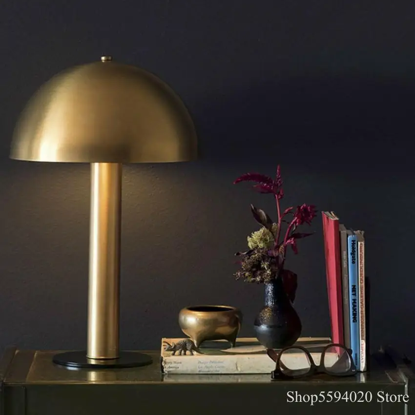 Простая золотистая настольная лампа в форме гриба дизайнерский металлический