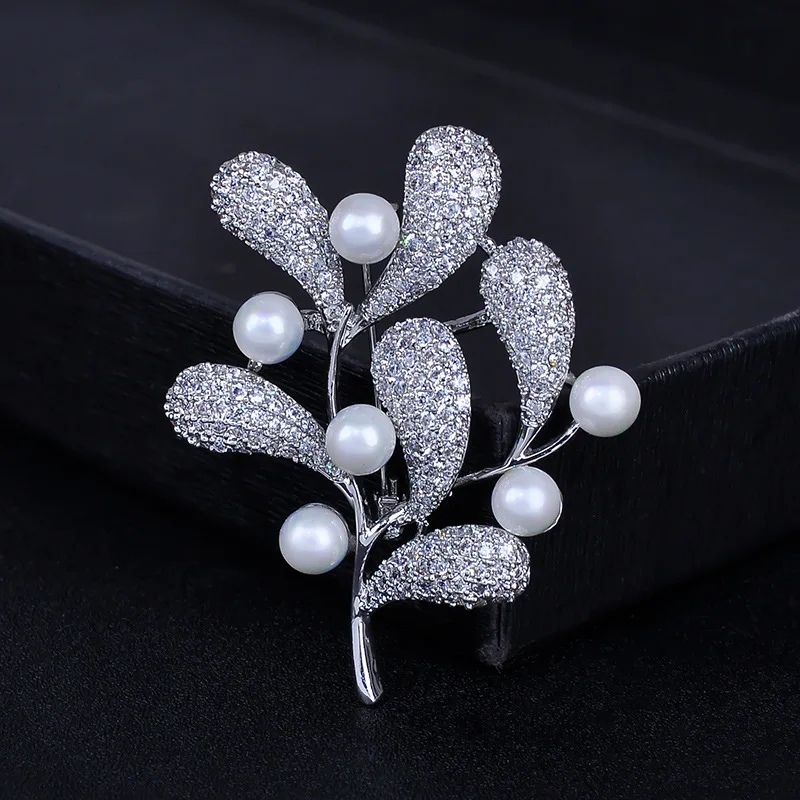 

Korean version of the temperament of zircon plant leaves brooch women's high-end suit brooch simple fashion pin coat accessories