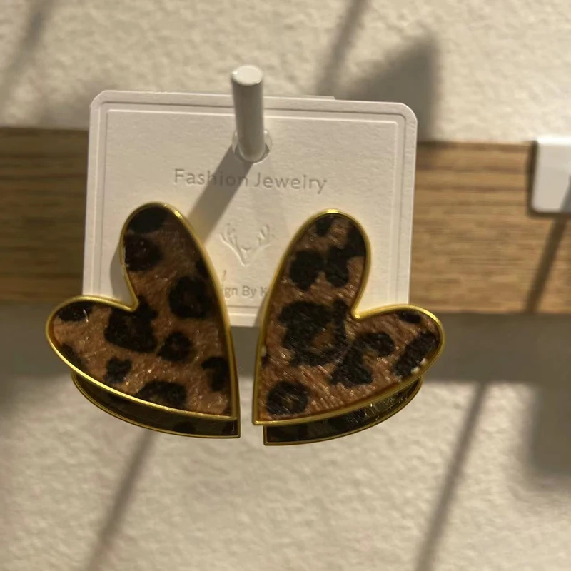 Женские серьги-гвоздики с леопардовым принтом | Украшения и аксессуары