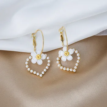 

Korean Simulated Pearl Heart Temperament Earrings for Women Ladies Gold Color Metal Hollow Out Flowers Dangle Earrings Jewelry