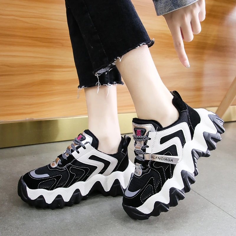 Кроссовки корейские женские на платформе. Модные корейские кроссовки. Корейские кроссовки женские. Корейские кроссовки на платформе. Кросовкина массивной подошве.