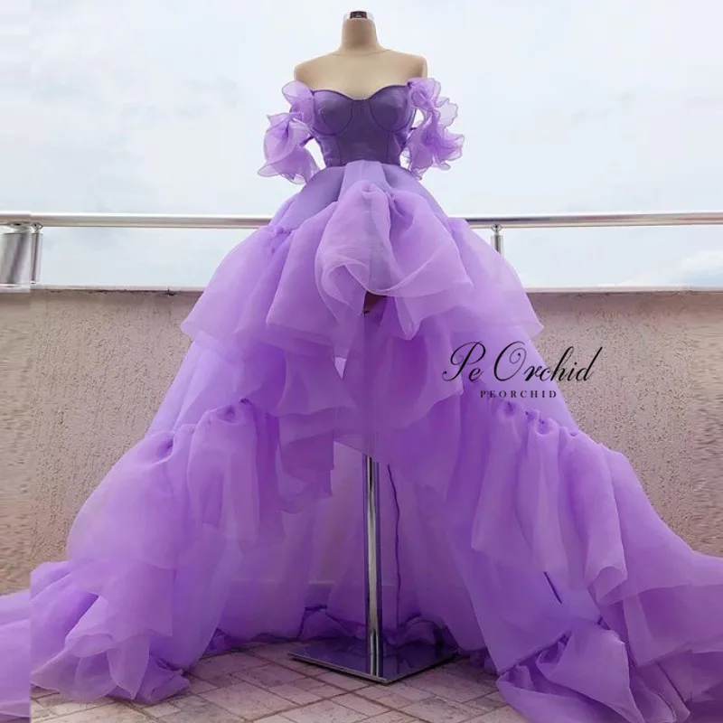 PEORCHID фиолетовые Выпускные платья короткие спереди длинные сзади Vestido Largo Fiesta оборки, открытые плечи Hi Lo вечернее платье