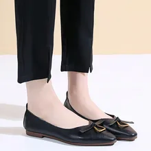 Красивая обувь на плоской подошве; женская обувь на плоской подошве с металлическим украшением; женские повседневные водонепроницаемые мокасины; Лоферы без шнуровки; женская обувь на плоской подошве с острым носком