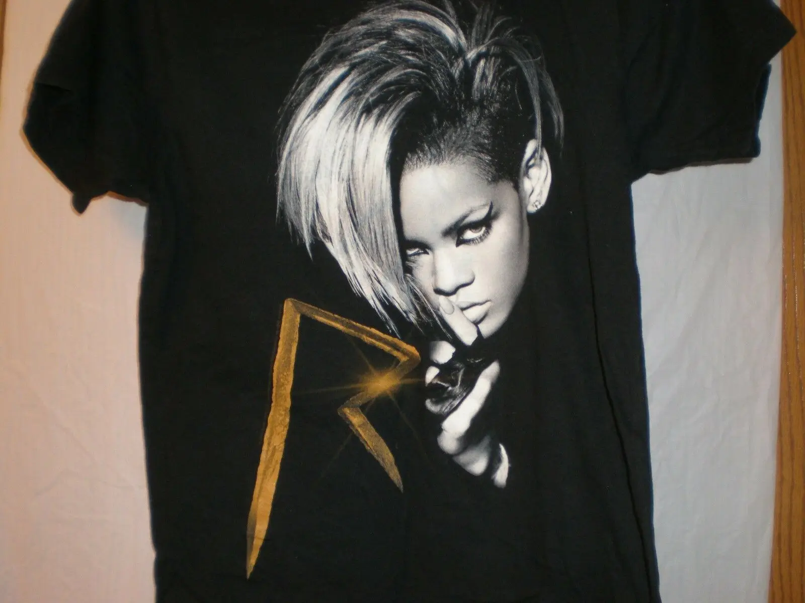 Футболка Rihanna последняя девочка на земле Тур 2010 маленькая