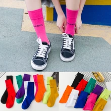 Стильные, крутые девочек флуоресцентный Цвет Новые носки Harajuku Для женщин хлопковые носки Повседневное Письмо Скейтборд, уличная мода, носки свободные нескользящих носочков