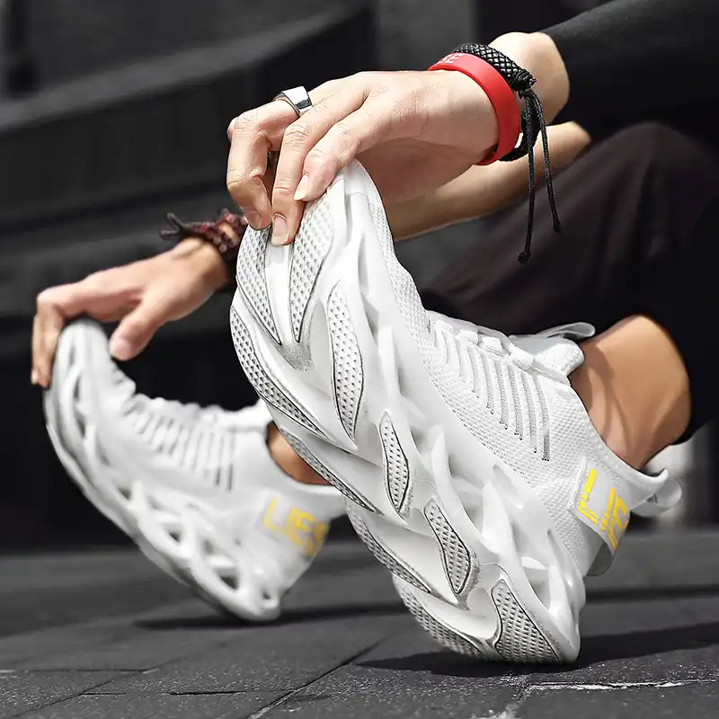 lace free sports shoes