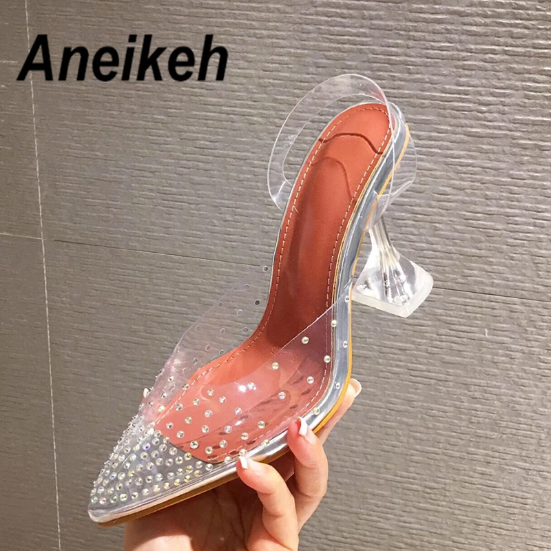 Aneikeh блестящие прозрачные женские босоножки из ПВХ; туфли на высоком каблуке с острым носком, украшенные кристаллами; женские туфли-лодочки из плексигласа на шпильке с ремешком сзади
