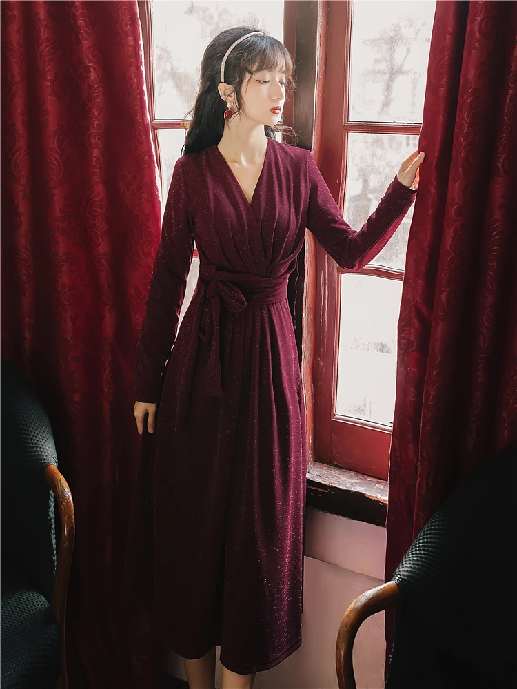 In early autumn a dress tide red temperament to receive the new dress show thin waist bright silk knitted dress