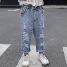 Новинка года; стильные детские джинсы с дырками для мальчиков; модные повседневные брюки в Корейском стиле для маленьких мальчиков