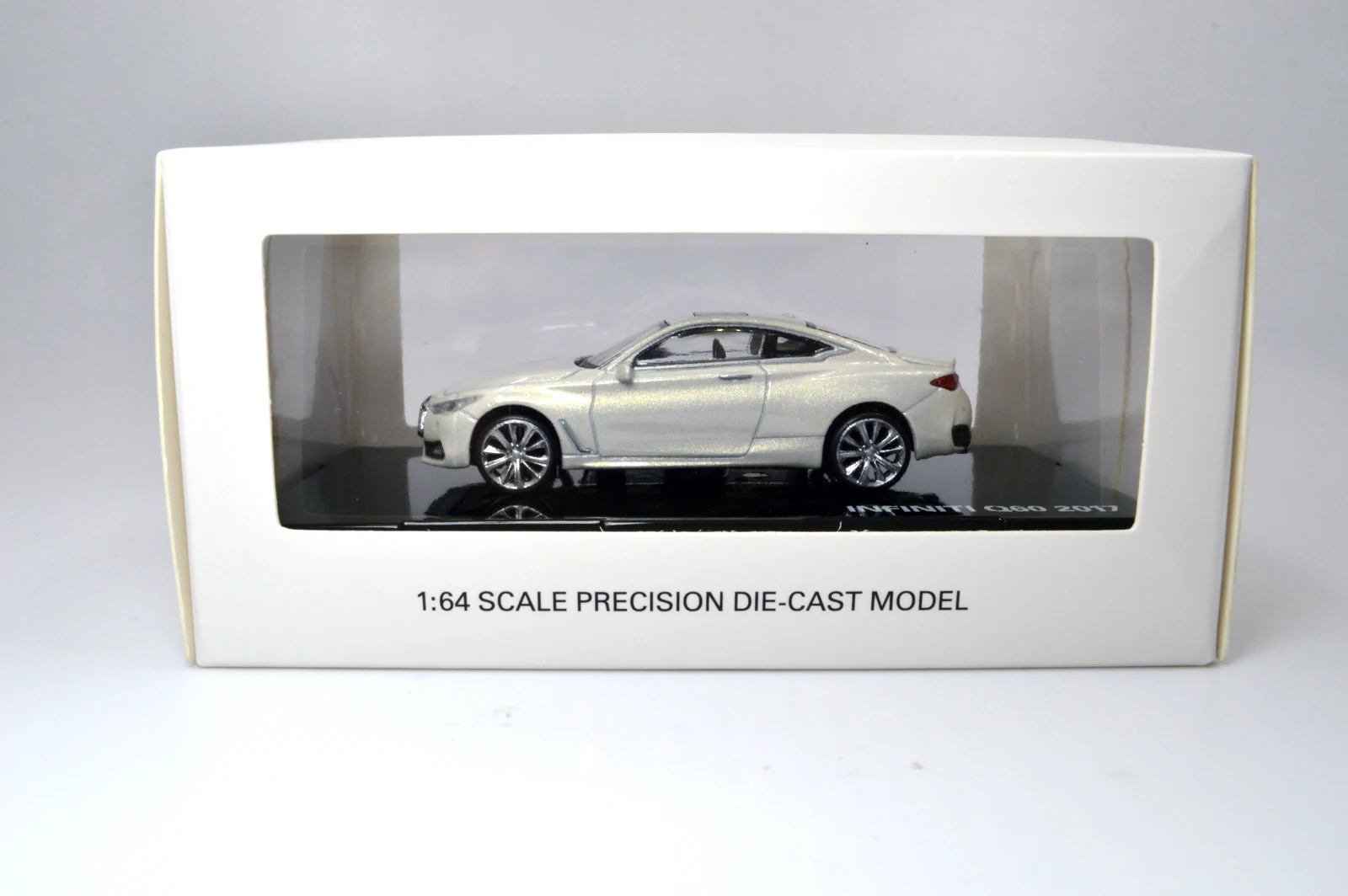 Модель Paudi 1/64 1: 64 весы Infiniti Q60 белый литье под давлением Модель автомобиля игрушки подарки для мальчиков и девочек