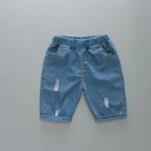 Летние новые стильные модные джинсовые шорты до колена для девочек, детские универсальные джинсы, рваные штаны для маленьких мальчиков